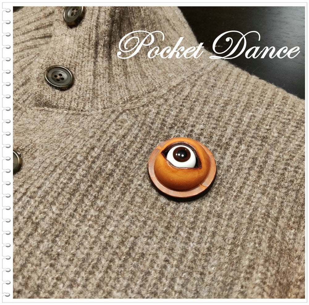 Handmade Leather Eyeball Brooch: Horror Halloween Badge