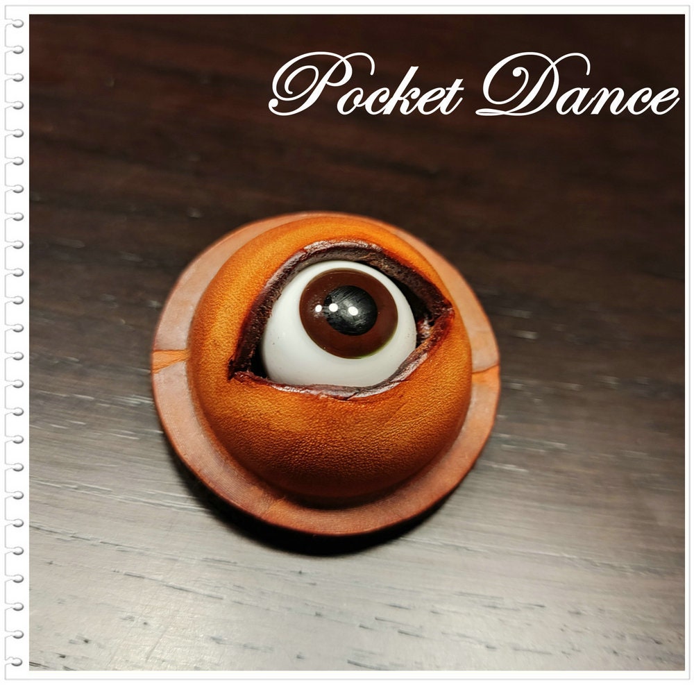 Handmade Leather Eyeball Brooch: Horror Halloween Badge