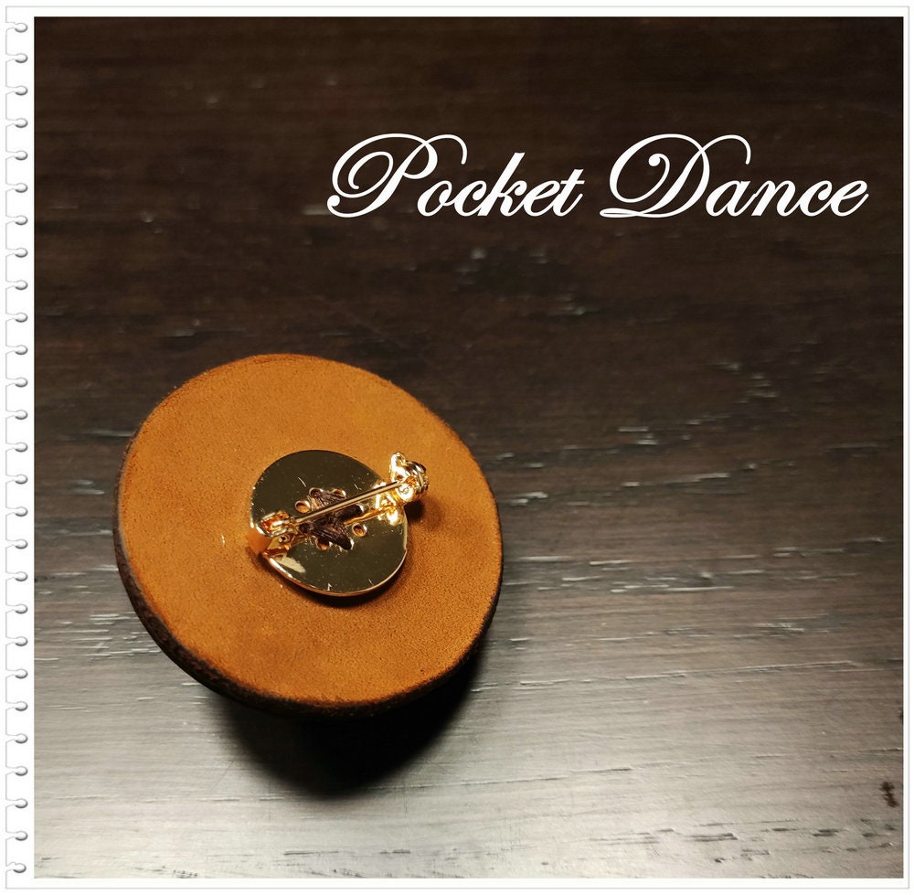 Handmade Leather Eyeball Brooch: Horror Halloween Badge