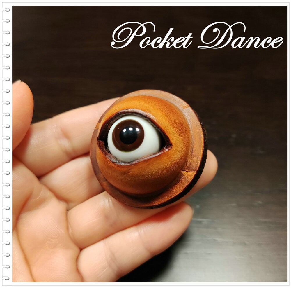 Handmade Leather Eyeball Brooch: Horror Halloween Badge
